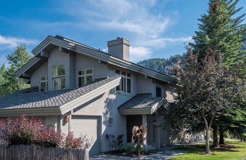Ketchum Maison | Maison en rangée sur une rue privée près d'une piste cyclable, d'une rivière et d'une ville.