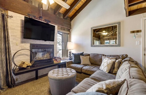 Brian Head Maison | Townhome with Mtn View - Walk to Brian Head Lifts!