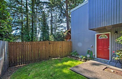 Lakewood Maison | Townhome with Yard 3 Mi to Camp Murray and JBLM