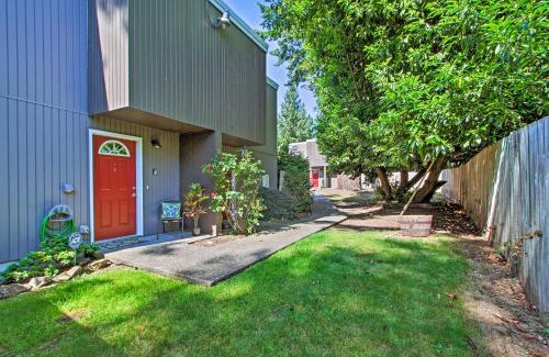 Lakewood Maison | Townhome with Yard 3 Mi to Camp Murray and JBLM