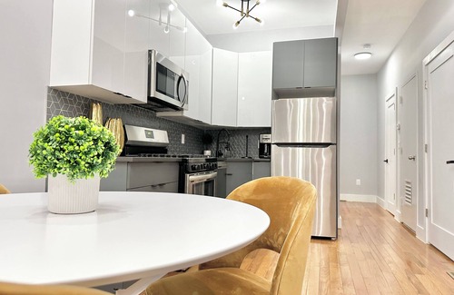 Mott Haven Maison | Townhouse Castle minutes to the center of NYC + Parking + Laundry + Fast WiFi