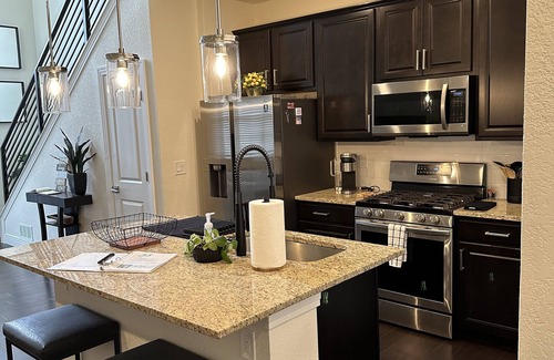 Colorado Springs Maison | Townhouse, close I25, Air Force Academy, walk to restaurants, movies, bowling