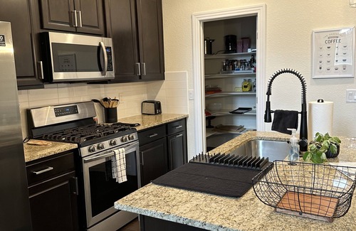 Colorado Springs Maison | Townhouse, close I25, Air Force Academy, walk to restaurants, movies, bowling
