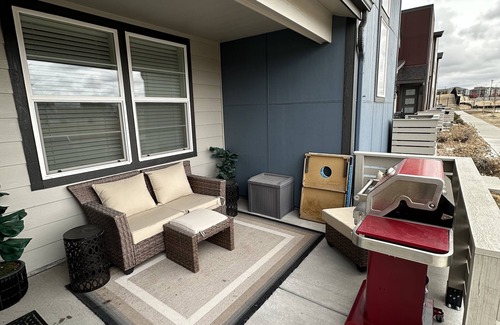Colorado Springs Maison | Townhouse, close I25, Air Force Academy, walk to restaurants, movies, bowling
