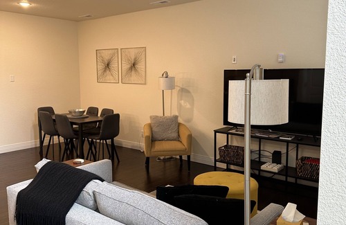 Colorado Springs Maison | Townhouse, close I25, Air Force Academy, walk to restaurants, movies, bowling