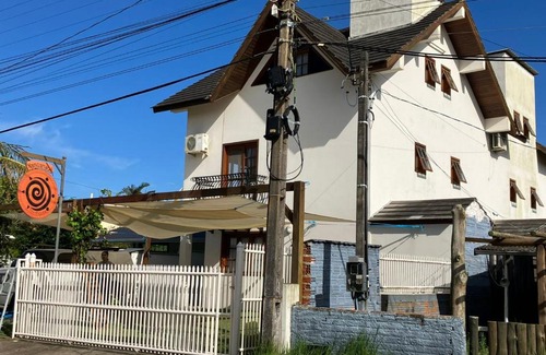 Barra de Ibiraquera Appartement | Townhouse composta por 4 triplex duas suítes a duas quadras do mar