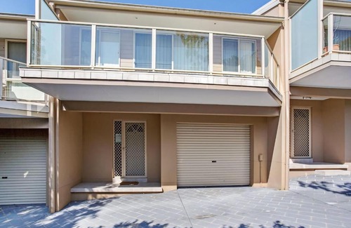 Nelson Bay Maison | Townhouse on Tomaree Central to cbd