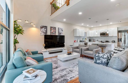 Newark Maison | Townhouse - Urban Living with Rooftop Deck!