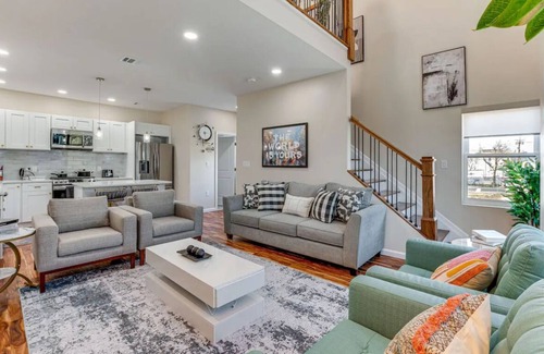 Newark Maison | Townhouse - Urban Living with Rooftop Deck!