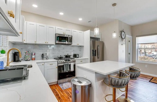 Newark Maison | Townhouse - Urban Living with Rooftop Deck!