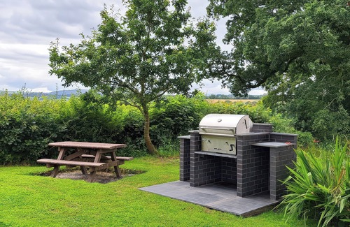 Newcastle Emlyn Cottage | TOWY COTTAGE, pet friendly, luxury holiday cottage in Cenarth