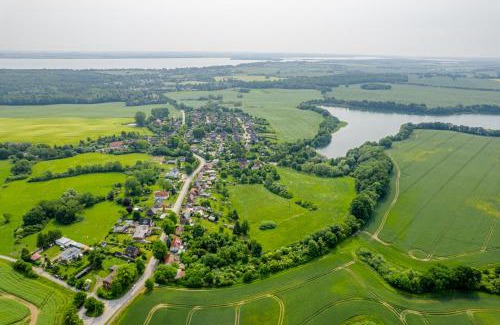 Lubstorf Appartement | Träumen unter Bäumen - Omas lütte Obstbutze am See