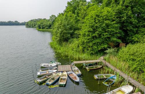 Lubstorf Appartement | Träumen unter Bäumen - Omas lütte Obstbutze am See