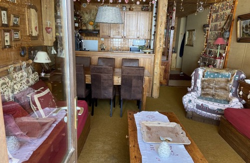 Enchastrayes Appartement | Sauze 1700. Superbe appartement 2 pièces, sur les pistes avec grand balcon.