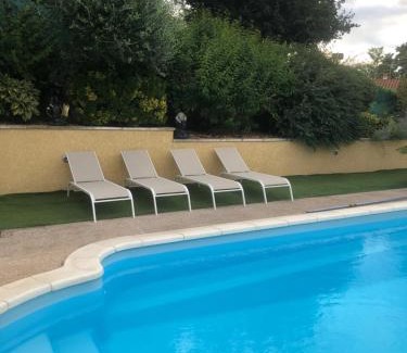 Montmerle-sur-Saone Maison | Très jolie chambre avec piscine