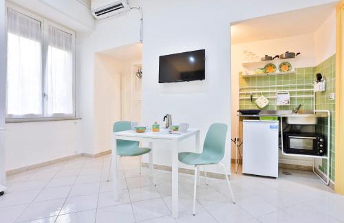 Vasto Appartement | Track Station Studio Apartment - with Netflix