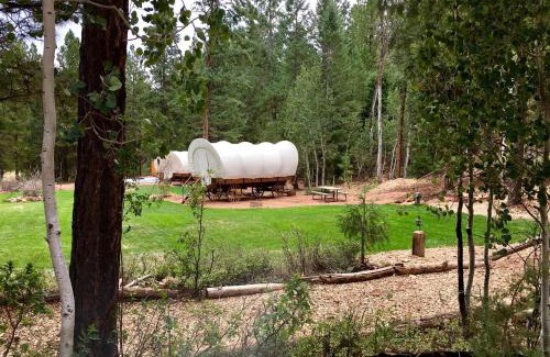 Alton Maison | Traditional Conestoga Wagon Perfect for a Family Getaway near Zion National Park, Utah