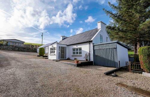 Donegal Maison | Traditional Cottage with Private Hot Tub in the Heart of Donegal