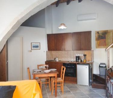 Skarinou Appartement | Traditional Cozy Retreat