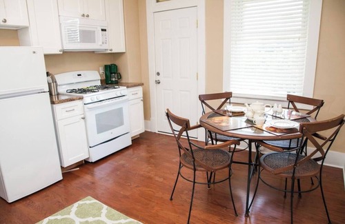 Forest Hills Appartement | Traditional decor, 2nd fl, near Oakland,DT,Monroeville,convenient to US OPEN