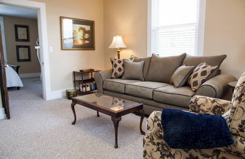 Forest Hills Appartement | Traditional decor, 2nd fl, near Oakland,DT,Monroeville,convenient to US OPEN