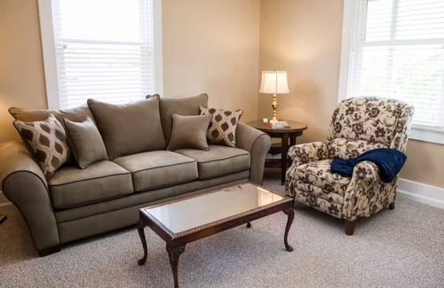 Forest Hills Appartement | Traditional decor, 2nd fl, near Oakland,DT,Monroeville,convenient to US OPEN