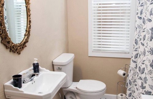 Forest Hills Appartement | Traditional decor, 2nd fl, near Oakland,DT,Monroeville,convenient to US OPEN