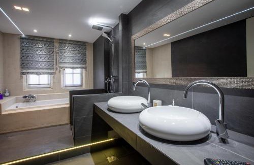 Panorama Villa | Τraditional fully detached villa on a luxurious hillock of Thessaloniki with its own garden also for family & wedding gatherings for 10 to 25 people only 15 minutes from airport