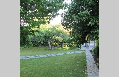 Panorama Villa | Τraditional fully detached villa on a luxurious hillock of Thessaloniki with its own garden also for family & wedding gatherings for 10 to 25 people only 15 minutes from airport