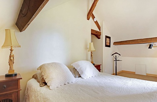 Raizeux Maison | Traditional Holiday Home in Raizeux with Terrace