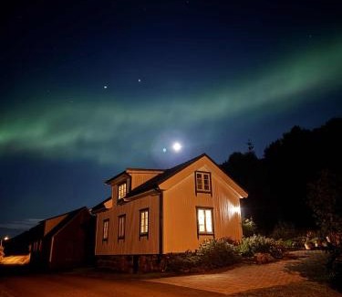 Gravdal Maison | Traditional Nordlandshus in Lofoten - Sea and Mountain View