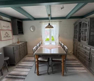 Gravdal Maison | Traditional Nordlandshus in Lofoten - Sea and Mountain View