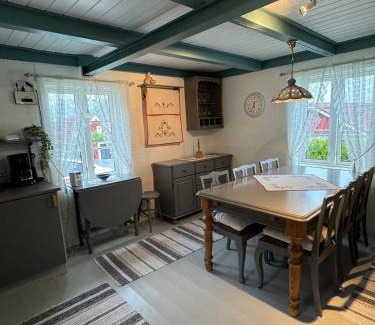 Gravdal Maison | Traditional Nordlandshus in Lofoten - Sea and Mountain View