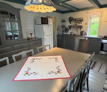 Gravdal Maison | Traditional Nordlandshus in Lofoten - Sea and Mountain View