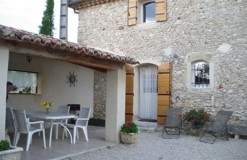Mazan Maison | Gîte traditionnel provençal offrant calme et sérénité.