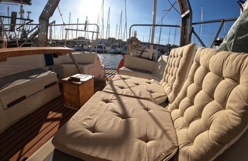 Gruissan Location De Bateaux | Traditional sailboat, comfortable and quiet