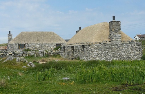 Outer Hebrides Cottage | Traditionnelle en pierre et chalet de chaume sur le bord de l'eau avec de belles vues sur la mer