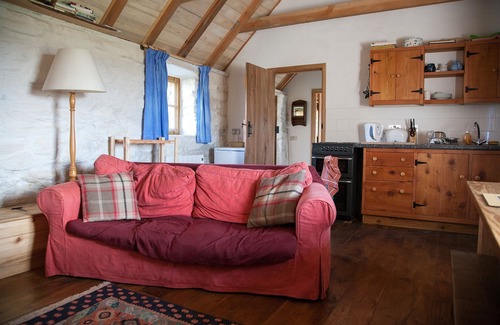 Outer Hebrides Cottage | Traditionnelle en pierre et chalet de chaume sur le bord de l'eau avec de belles vues sur la mer