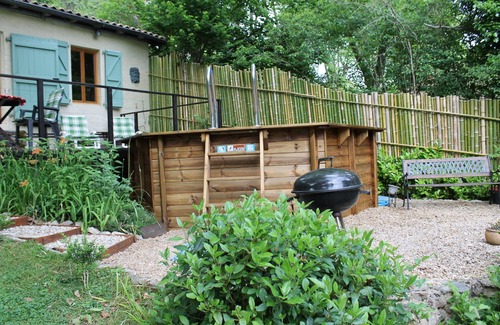 Saint-Antonin Noble Val Appartement | Studio tranquille avec piscine privée - 5 minutes à pied du magnifique village médiéval!