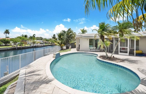 Coral Ridge Isles Maison | Tranquil 2 BDRM Waterfront Escape with Pool