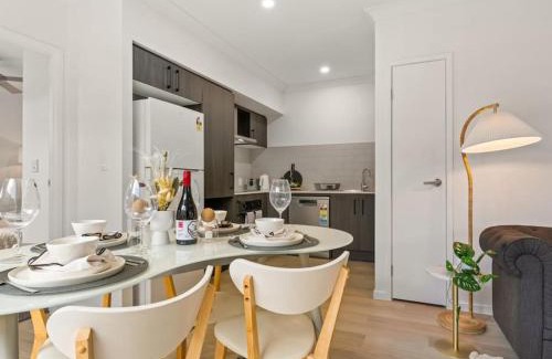 Browns Plains Maison | Tranquil 2BR Retreat with Local Charm and Comfort