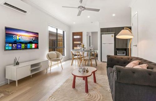 Browns Plains Maison | Tranquil 2BR Retreat with Local Charm and Comfort