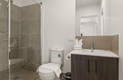 Browns Plains Maison | Tranquil 2BR Retreat with Local Charm and Comfort