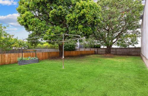Nundah Maison | Tranquil 3-Bed Family Home with Spacious Backyard