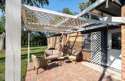Burr Ridge Maison | Tranquil 3-Bedroom House with Pond View, Spacious Backyard, and Modern Amenities