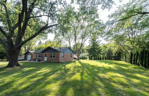 Burr Ridge Maison | Tranquil 3-Bedroom House with Pond View, Spacious Backyard, and Modern Amenities