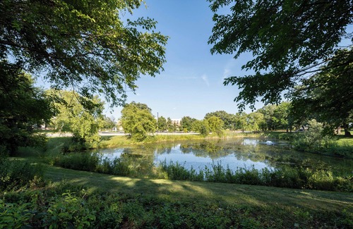 Burr Ridge Maison | Tranquil 3-Bedroom House with Pond View, Spacious Backyard, and Modern Amenities