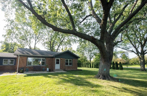 Burr Ridge Maison | Tranquil 3-Bedroom House with Pond View, Spacious Backyard, and Modern Amenities