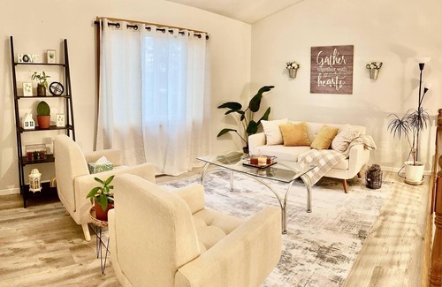 Oakdale Maison | Tranquil 3-Bedroom Retreat: Perfect for Leisure & Work Near Twin Cities