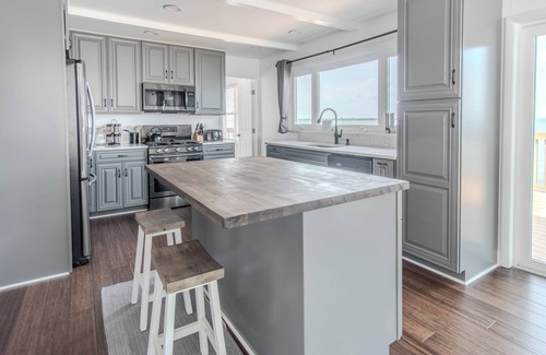 Dexter Maison | Tranquil 4 Bedroom Lake House on Guffin Bay